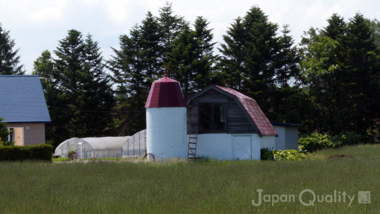 農村で見かける二段勾配の屋根はギャンブレルという名前で、畜舎に適した構造になっていた｜酪農のはなし